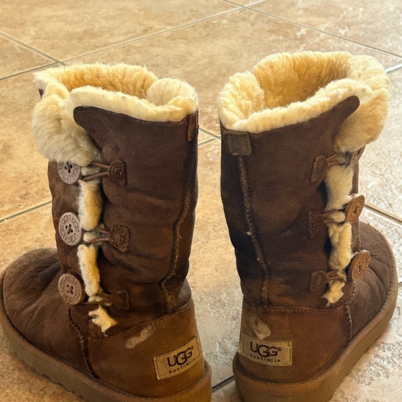 UGG Bailey Button Triplet Youth Size 1  Chestnut - Picture 4 of 7